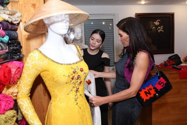 Sau khi dự show thời trang do Lý Nhã Kỳ tổ chức, tỷ phú người Li Băng đã ở lại TP HCM 5 ngày để tìm hiểu về văn hóa của người Việt. Không chỉ mê ẩm thực với các món truyền thống như cơm cá kho, đậu phụ... bà còn bày tỏ sự quan tâm về áo dài Việt Nam. 