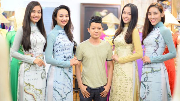 Nhà thiết kế Thuận Việt (giữa) với các mẫu áo dài với họa tiết bản đồ trong bộ sưu tập Ước vọng hòa bình - Ảnh: Thuận Thắng