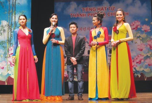 Thuận Việt (giữa) một lần giao lưu văn hóa tại Hàn Quốc - Ảnh: NVCC